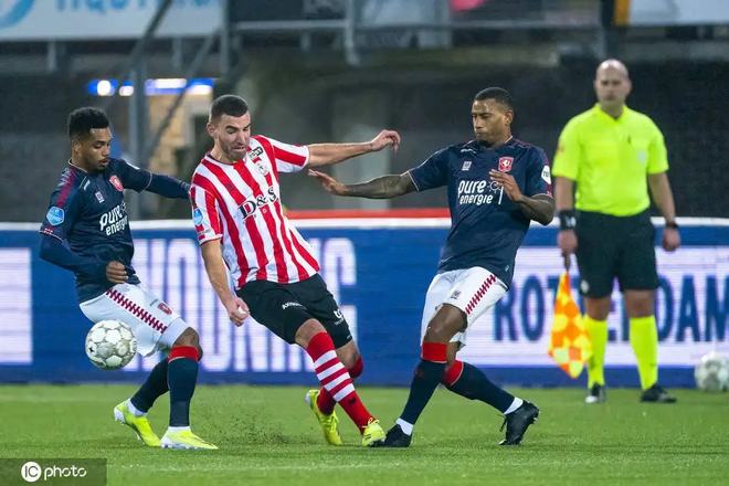 [图]王曦雨0-2不敌纳瓦罗 止步澳网女单第二轮.